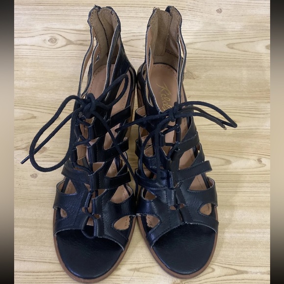 EUC Rebels Black Open Toe Strappy Block Heel Sandals Womens Shoes Size 8 - Picture 5 of 7